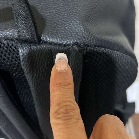 Large backpack call Ted to big pockets on the side with some flaws - Picture 6 of 10